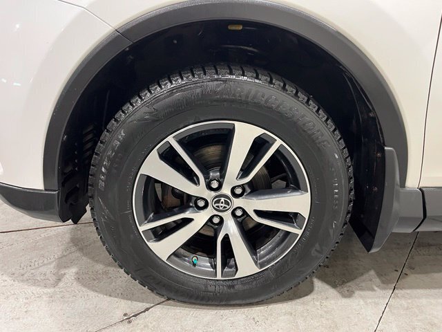 
								2017 Toyota RAV4 XLE full									
