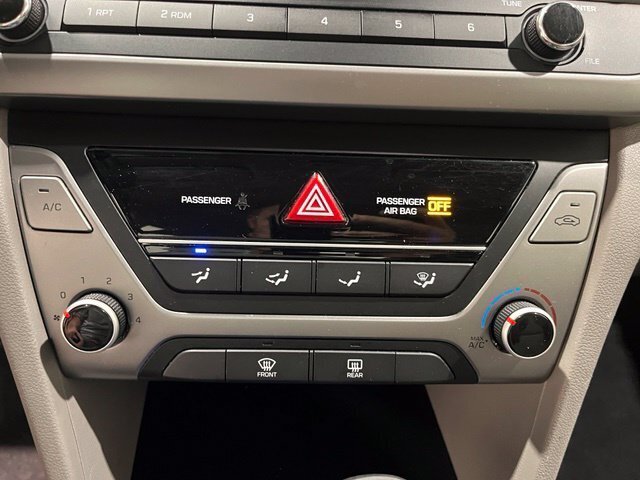 
								2017 Hyundai ELANTRA SE full									