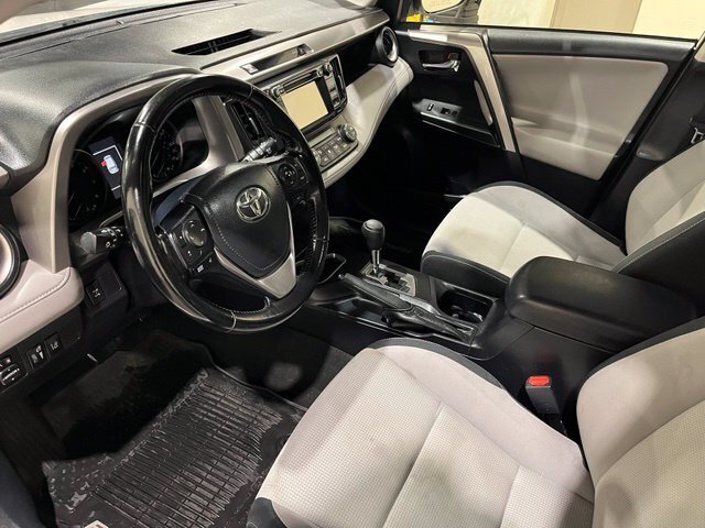
								2017 Toyota RAV4 XLE full									