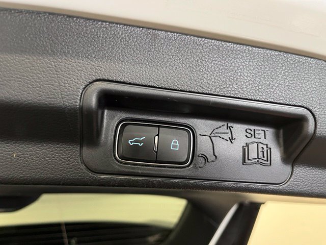 
								2021 Ford Explorer XLT full									