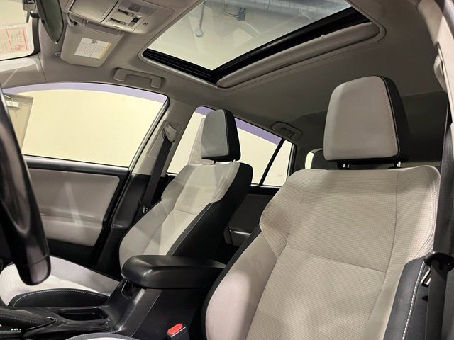 
								2017 Toyota RAV4 XLE full									