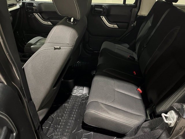
								2017 Jeep Wrangler Unlimited Sahara full									