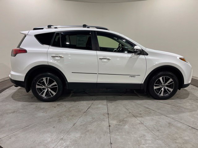 
								2017 Toyota RAV4 XLE full									