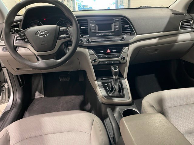 
								2017 Hyundai ELANTRA SE full									