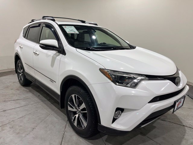 
								2017 Toyota RAV4 XLE full									