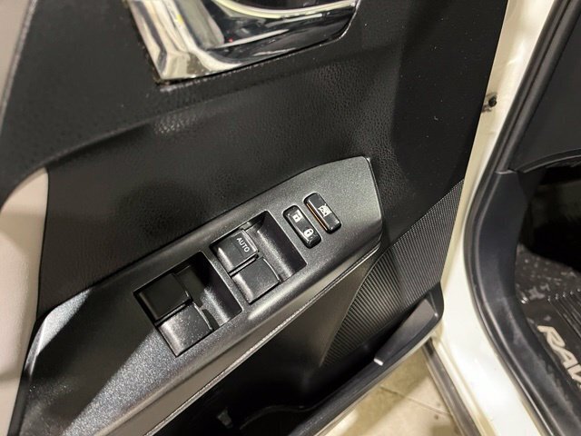 
								2017 Toyota RAV4 XLE full									