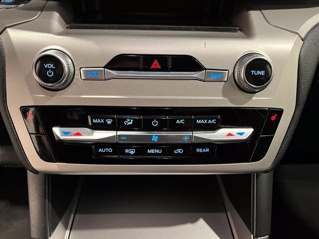 
								2021 Ford Explorer XLT full									