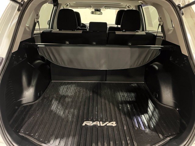 
								2017 Toyota RAV4 XLE full									
